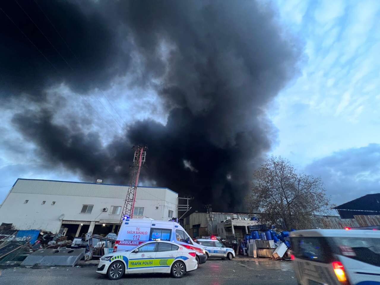 Geri dönüşüm fabrikasında yangın! Çok sayıda ekip sevk edildi 2